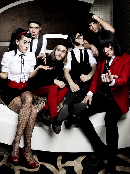 © Jasmin Schuller Die Band The Incredible Staggers macht unwissende Gesten